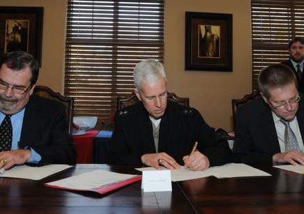 From left: Manager Frank Blakely, Fort Sam Houston Army Support Activity, NAVAIR Vice Commander Rear Adm. Steven Eastburg and OCHR Director Douglas Lundberg sign a memorandum of understanding Jan. 18 to partner, recruit and train wounded warriors transitioning out of the Army Support Activity at Fort Sam Houston.