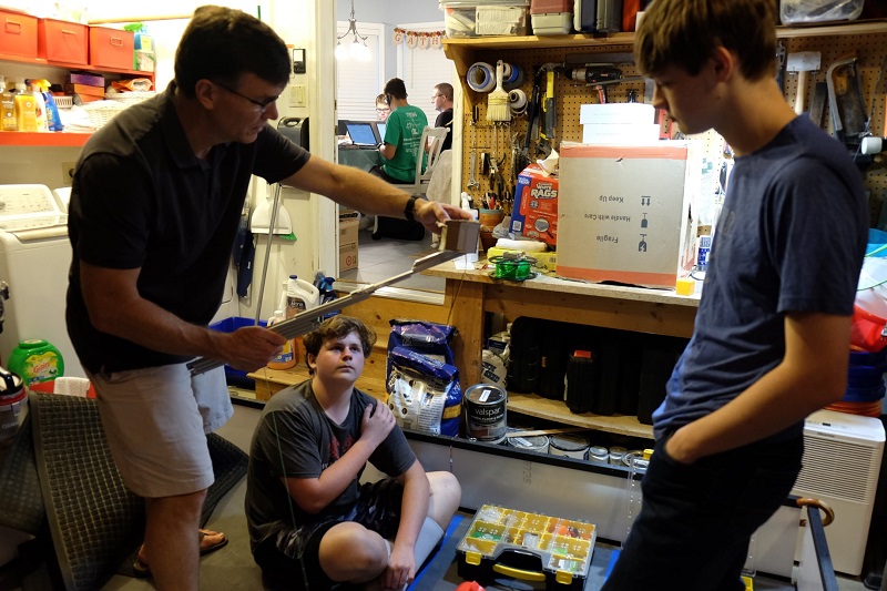 navair-engineer-reaching-youth-through-robotics-lexleader